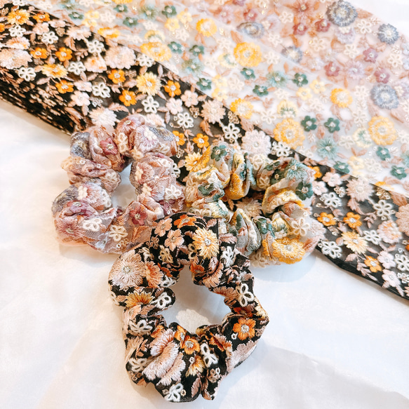 お洒落カラーのお花シュシュ♡インド刺繍リボン♡ヘアゴム シュシュ　 1枚目の画像