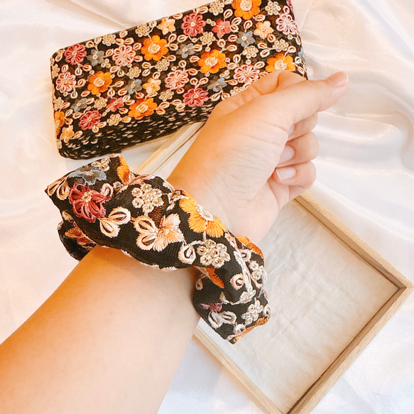 インパクト大のお花シュシュ♡インド刺繍リボン♡ヘアゴム シュシュ　 4枚目の画像