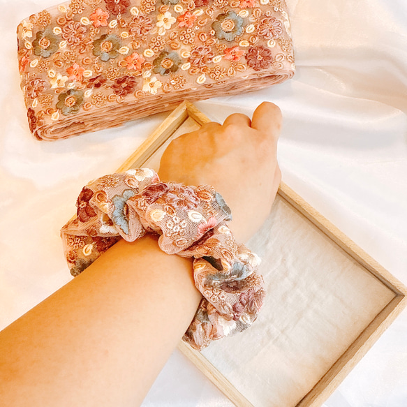 インパクト大のお花シュシュ♡インド刺繍リボン♡ヘアゴム シュシュ　 8枚目の画像