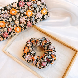 インパクト大のお花シュシュ♡インド刺繍リボン♡ヘアゴム シュシュ　 3枚目の画像