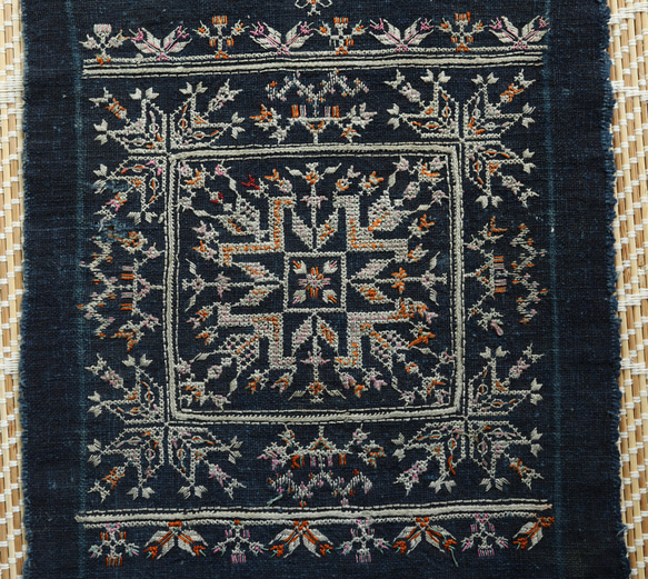 レア この手縫の刺繍がいい 中国貴州省 ミャオ族の子おい