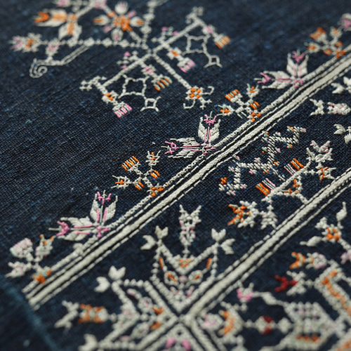 アンティーク刺繍布｜ミャオ族（苗族）伝統手仕事・平刺繍・植物文様