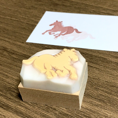 消しゴムはんこ※馬※ 来年の干支の午（馬）はんこ。 写真右下の黄色い部分に「午」文字が