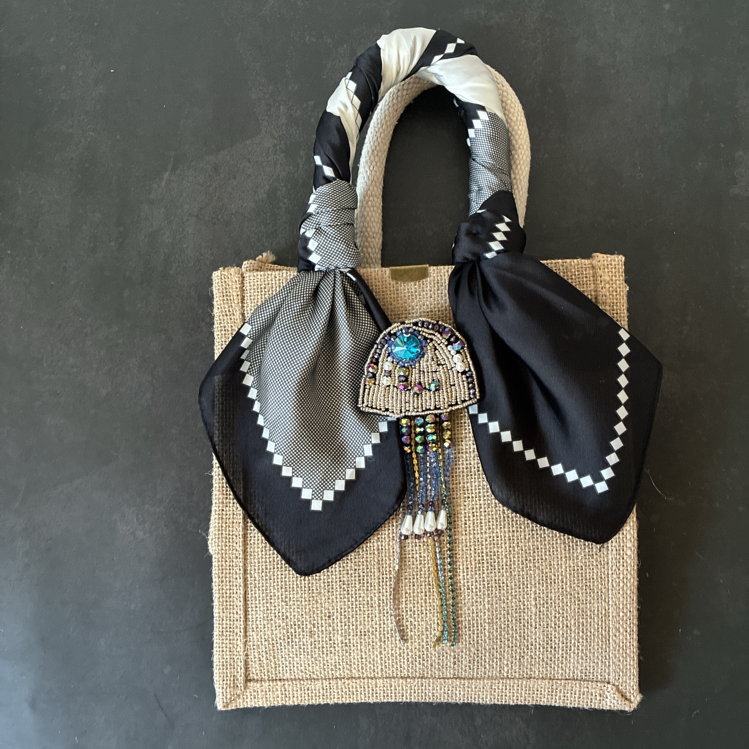 1点物❤️ラインストーンとスワロビーズクラゲブローチとデッドストックシルクスカーフのジュートバッグ❤️かごバッグ