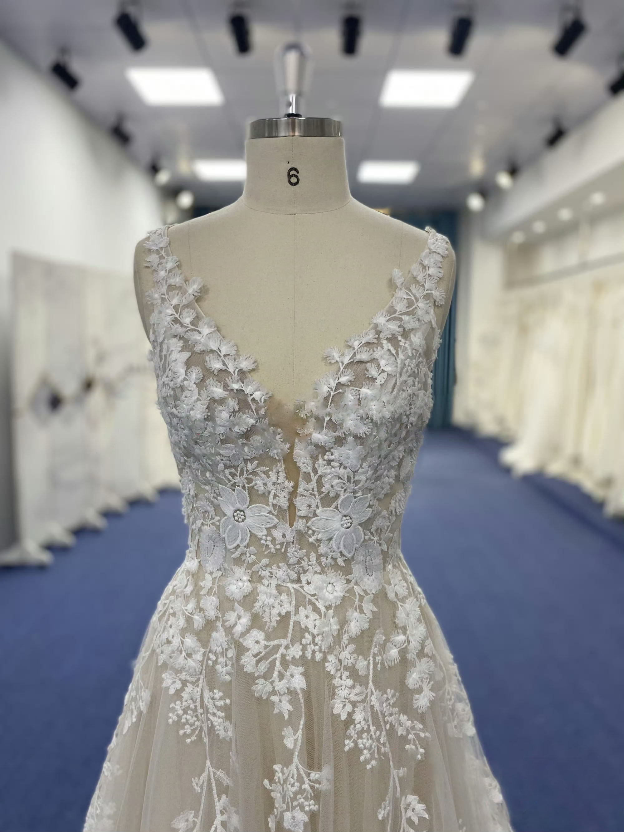 華やかな引裾　フランスレース　目立つ　アイボリー　咲き誇る花レース　フラワー　袖無し　ファスナー　オーダー　2次会前撮り