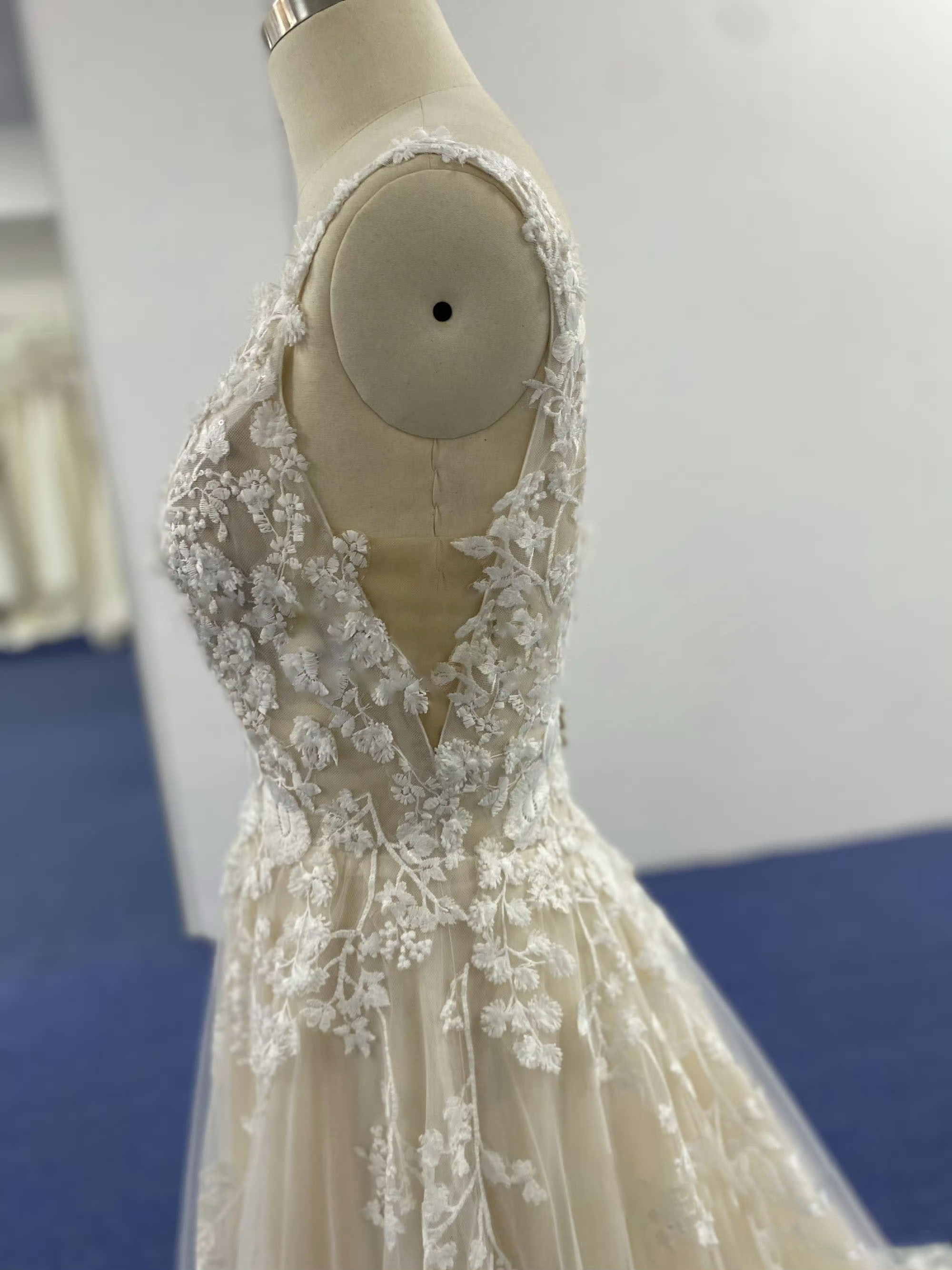 華やかな引裾　フランスレース　目立つ　アイボリー　咲き誇る花レース　フラワー　袖無し　ファスナー　オーダー　2次会前撮り