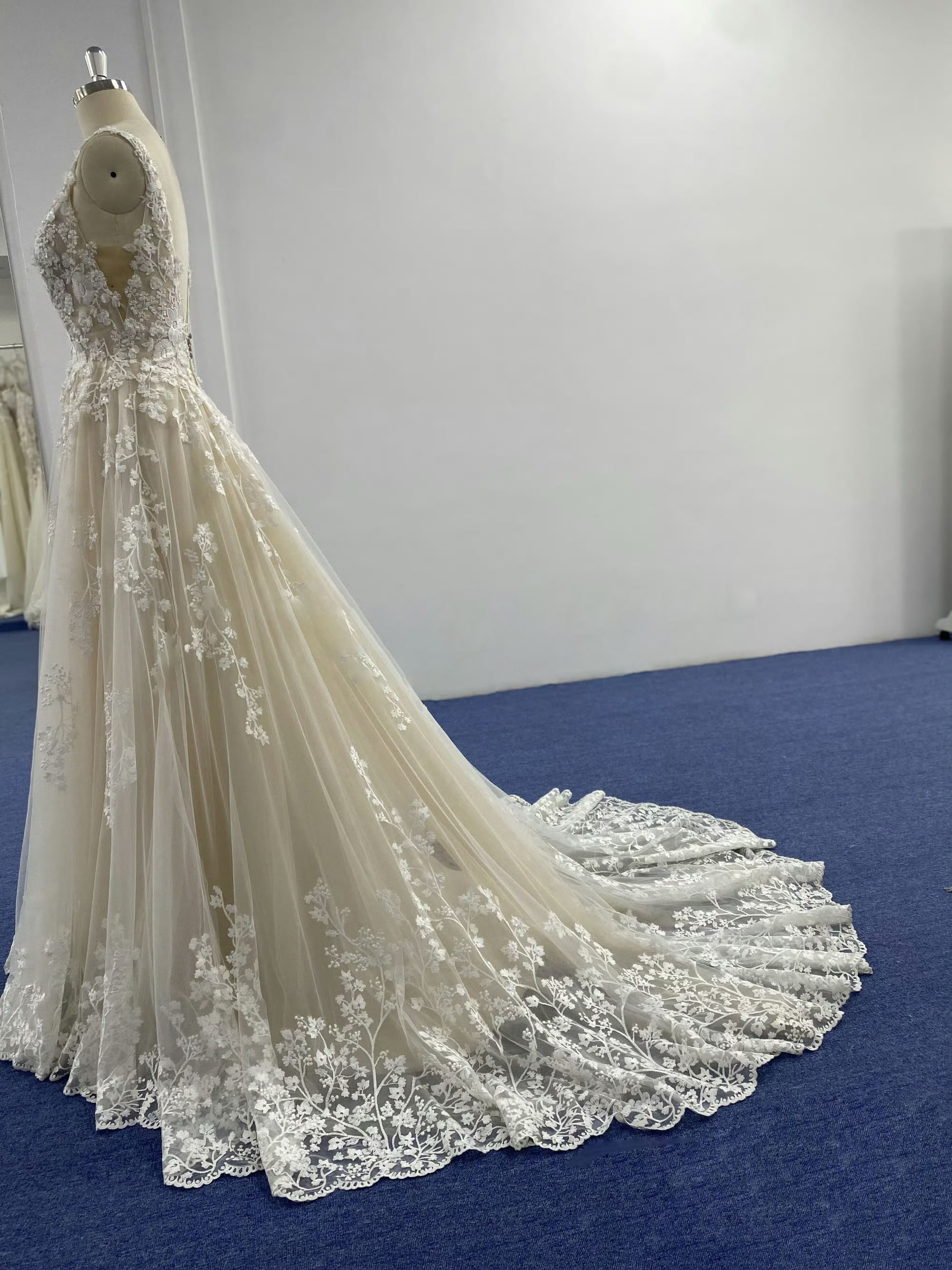 華やかな引裾　フランスレース　目立つ　アイボリー　咲き誇る花レース　フラワー　袖無し　ファスナー　オーダー　2次会前撮り