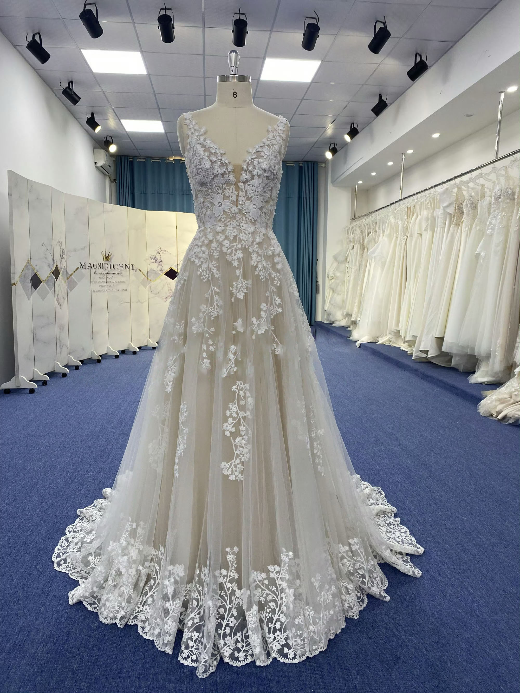 華やかな引裾　フランスレース　目立つ　アイボリー　咲き誇る花レース　フラワー　袖無し　ファスナー　オーダー　2次会前撮り