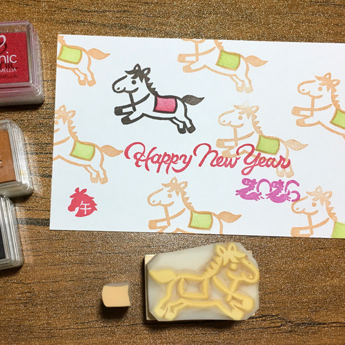 午年年賀状に隠し「午」大きめ干支馬の消しゴムはんこ&鞍の色付け