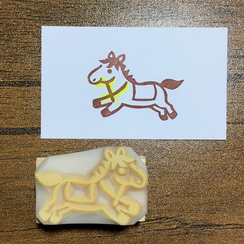 午年年賀状に隠し「午」大きめ干支馬の消しゴムはんこ&鞍の色付け