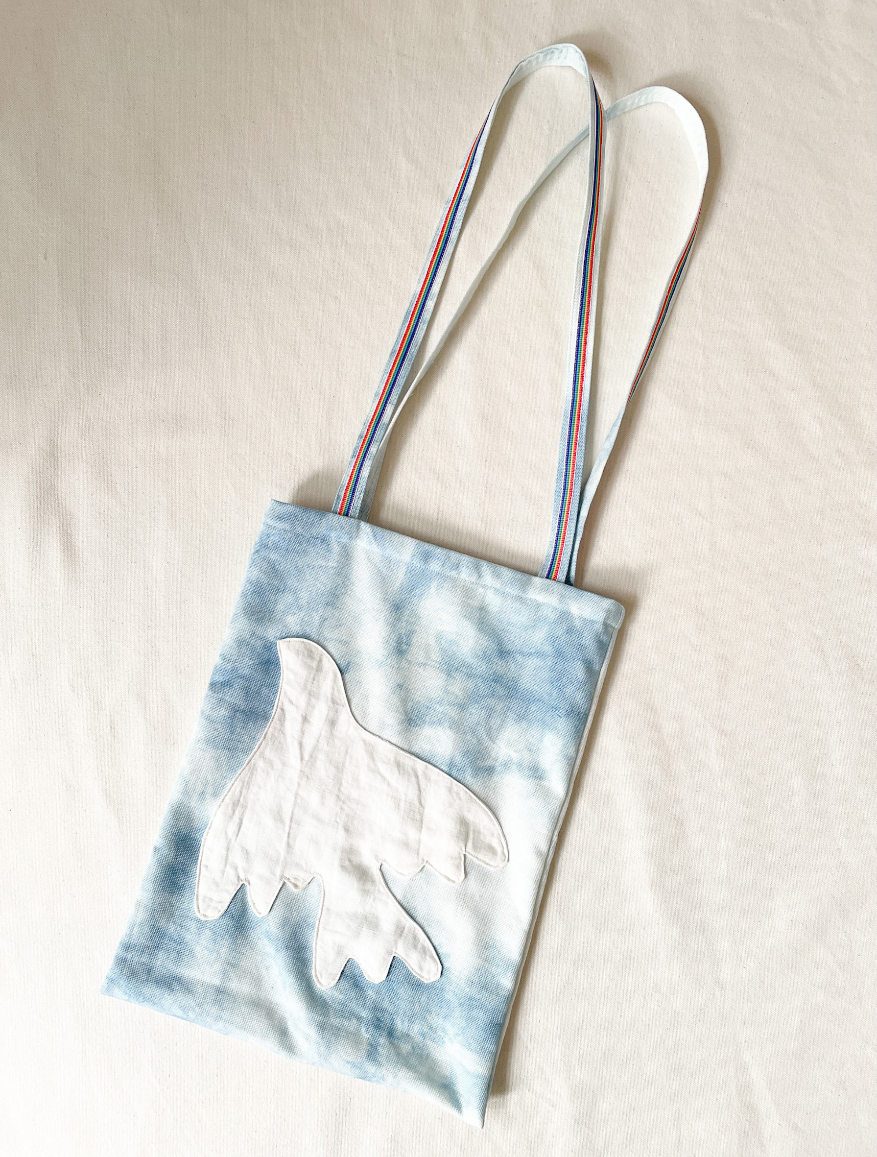 送料無料 藍染 絞り染めコットントートバッグ Over the rainbow アップサイクル品　鳩 アップリケ　虹