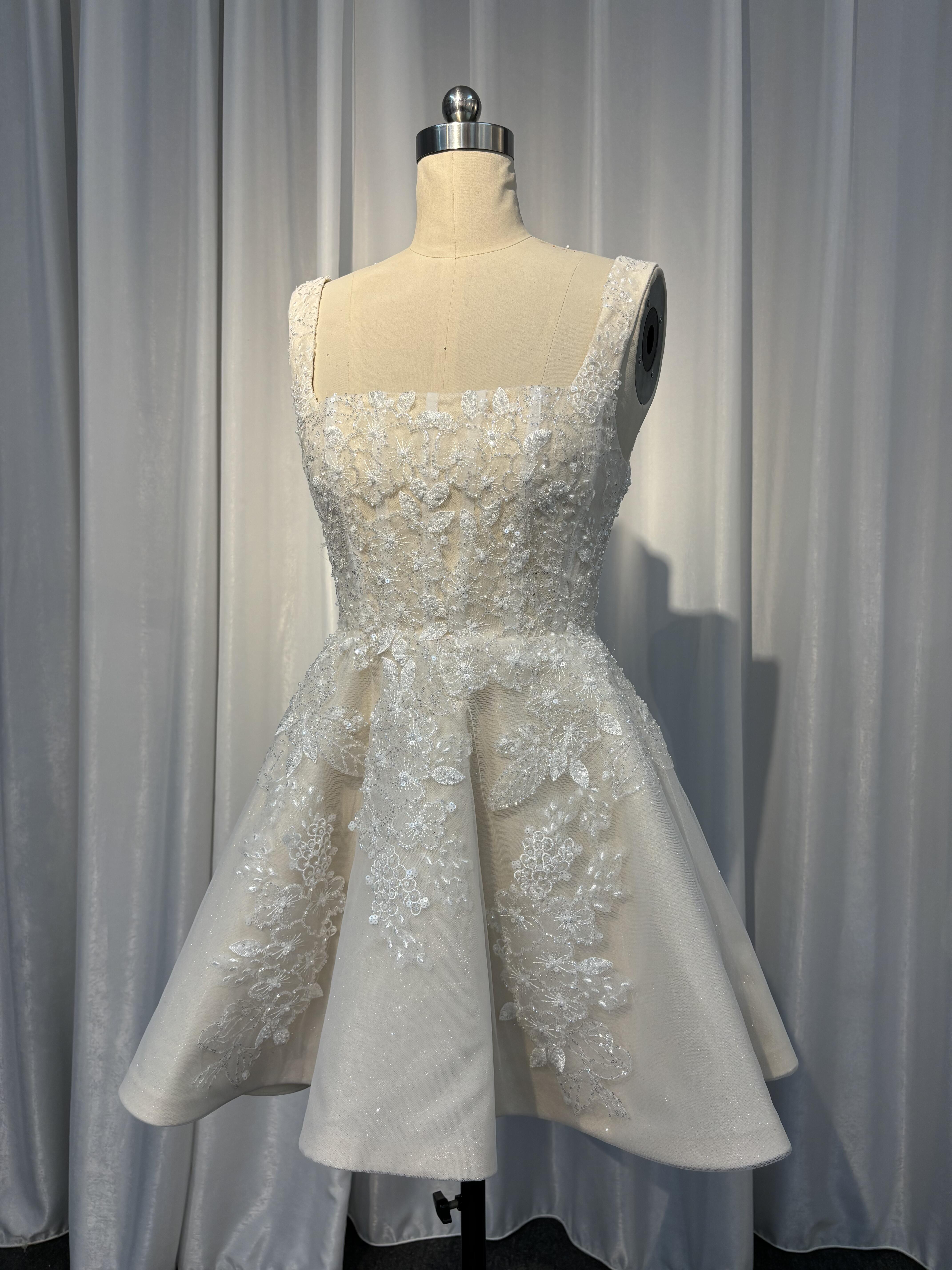 韓国風　キラキラグッリター　小枝刺繍　スクエアネック　フレアスカート　白いミニドレス　チュール　パーティードレス上品優雅