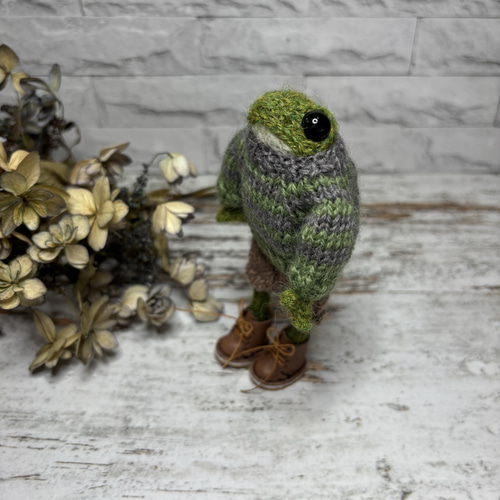 うさぎとカエルさん　編みぐるみ カエルの編みぐるみ✳︎縞々セーターとハーフパンツのカエルさん