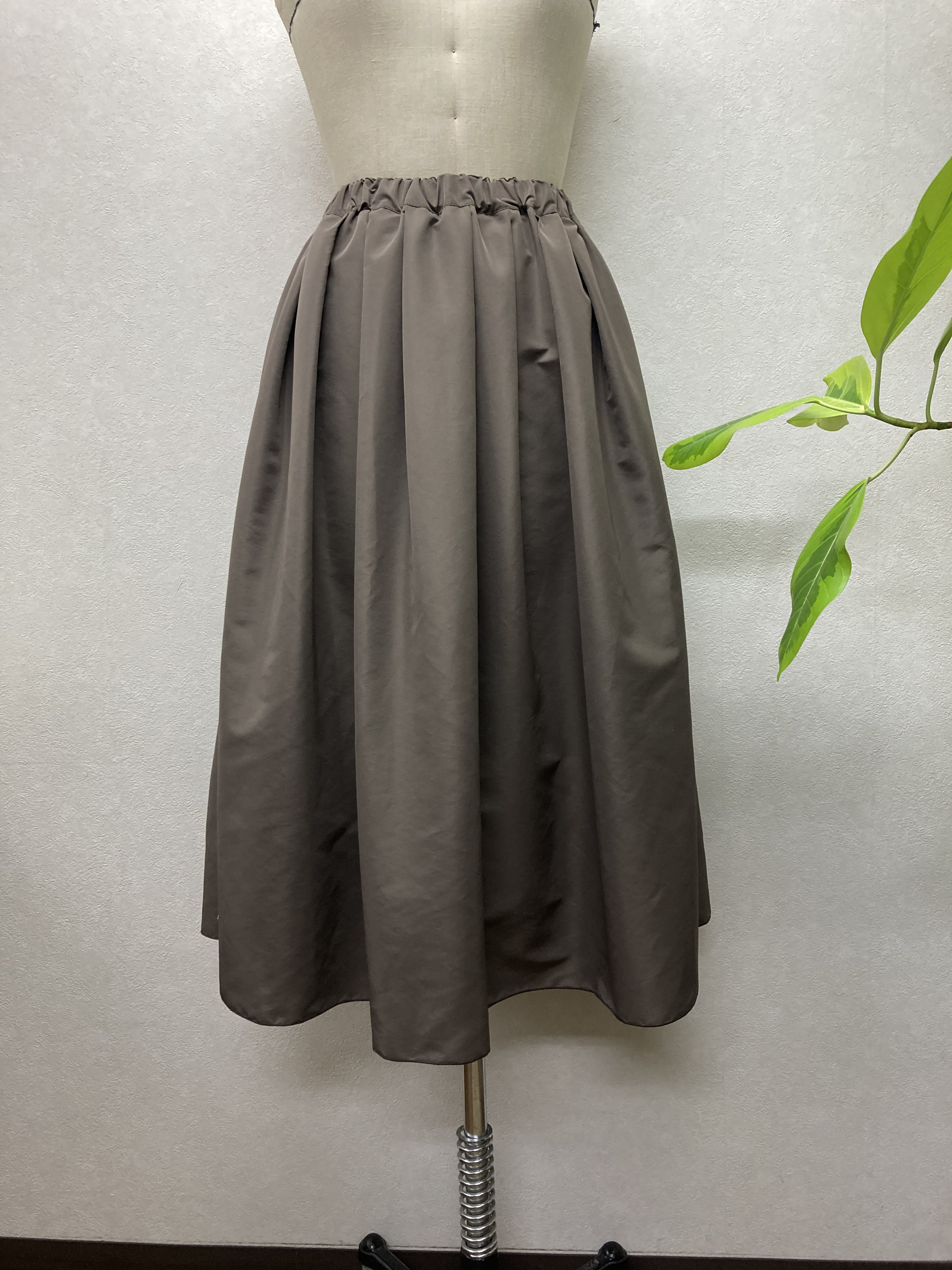 タフタのシンプルシルエットのタックスカート＊ブラウン＊