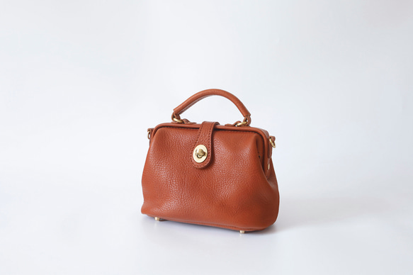 【柔らかいヌメ革】フラットタイプのがま口バッグ 手作りのレザーショルダーバッグ　2WAY 中型鞄 4枚目の画像