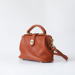 【柔らかいヌメ革】フラットタイプのがま口バッグ 手作りのレザーショルダーバッグ　2WAY 中型鞄 1枚目の画像