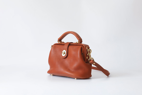 【柔らかいヌメ革】フラットタイプのがま口バッグ 手作りのレザーショルダーバッグ　2WAY 中型鞄 1枚目の画像