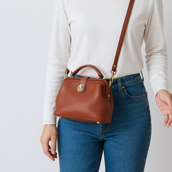 【柔らかいヌメ革】フラットタイプのがま口バッグ 手作りのレザーショルダーバッグ　2WAY 中型鞄 5枚目の画像