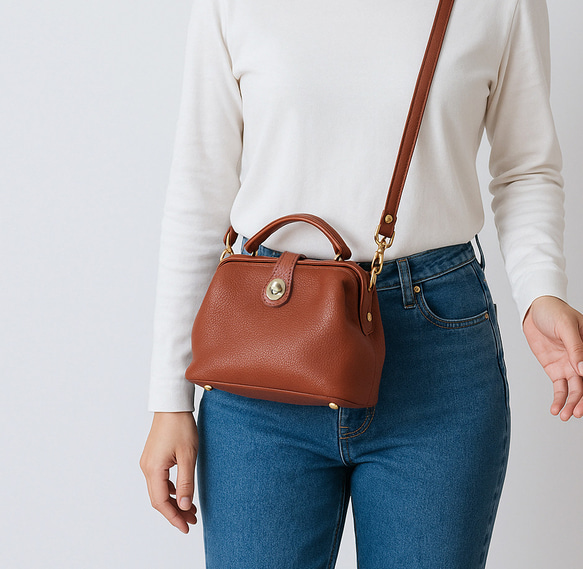 【柔らかいヌメ革】フラットタイプのがま口バッグ 手作りのレザーショルダーバッグ　2WAY 中型鞄 5枚目の画像