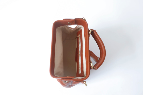 【柔らかいヌメ革】フラットタイプのがま口バッグ 手作りのレザーショルダーバッグ　2WAY 中型鞄 17枚目の画像