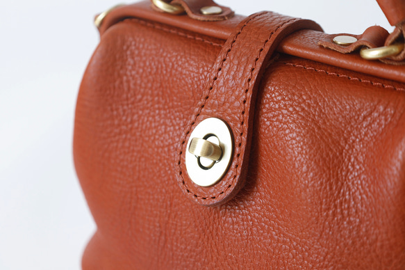 【柔らかいヌメ革】フラットタイプのがま口バッグ 手作りのレザーショルダーバッグ　2WAY 中型鞄 9枚目の画像