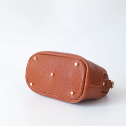 【柔らかいヌメ革】フラットタイプのがま口バッグ 手作りのレザーショルダーバッグ　2WAY 中型鞄 7枚目の画像