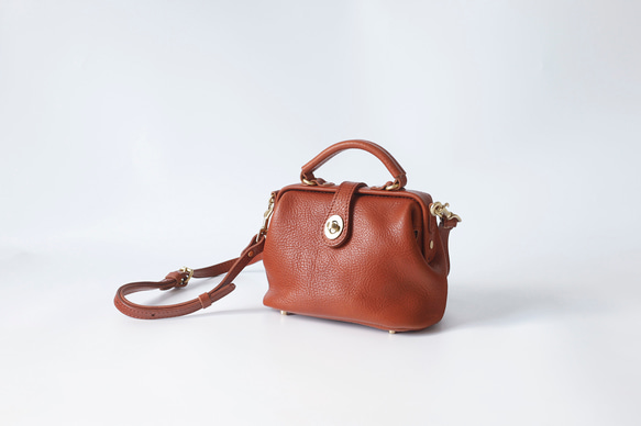 【柔らかいヌメ革】フラットタイプのがま口バッグ 手作りのレザーショルダーバッグ　2WAY 中型鞄 15枚目の画像