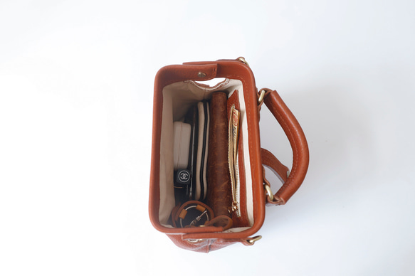 【柔らかいヌメ革】フラットタイプのがま口バッグ 手作りのレザーショルダーバッグ　2WAY 中型鞄 18枚目の画像