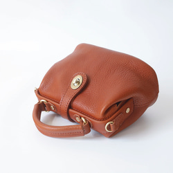 【柔らかいヌメ革】フラットタイプのがま口バッグ 手作りのレザーショルダーバッグ　2WAY 中型鞄 8枚目の画像