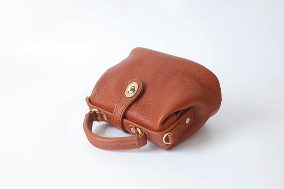 【柔らかいヌメ革】フラットタイプのがま口バッグ 手作りのレザーショルダーバッグ　2WAY 中型鞄 8枚目の画像