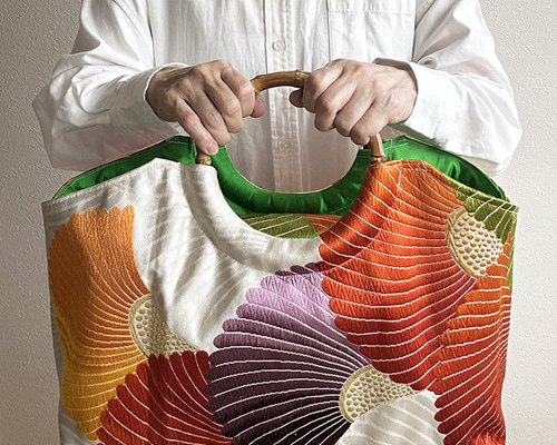 着物リメイク バッグ【バンブーハンドル帯バッグ （特大）白地に菊青海