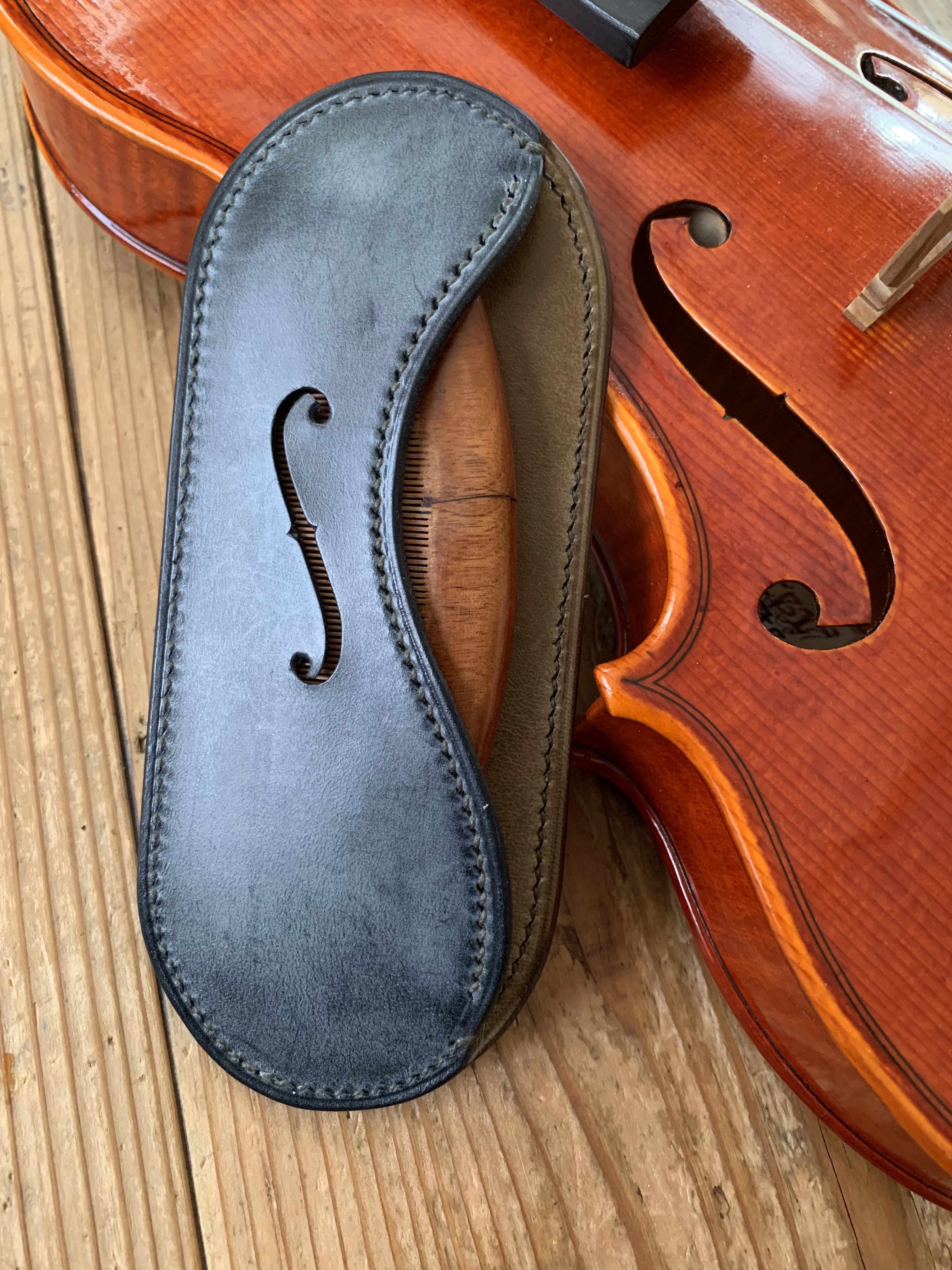 手縫いで創った櫛ケース『Topo94 - Topolino 606』