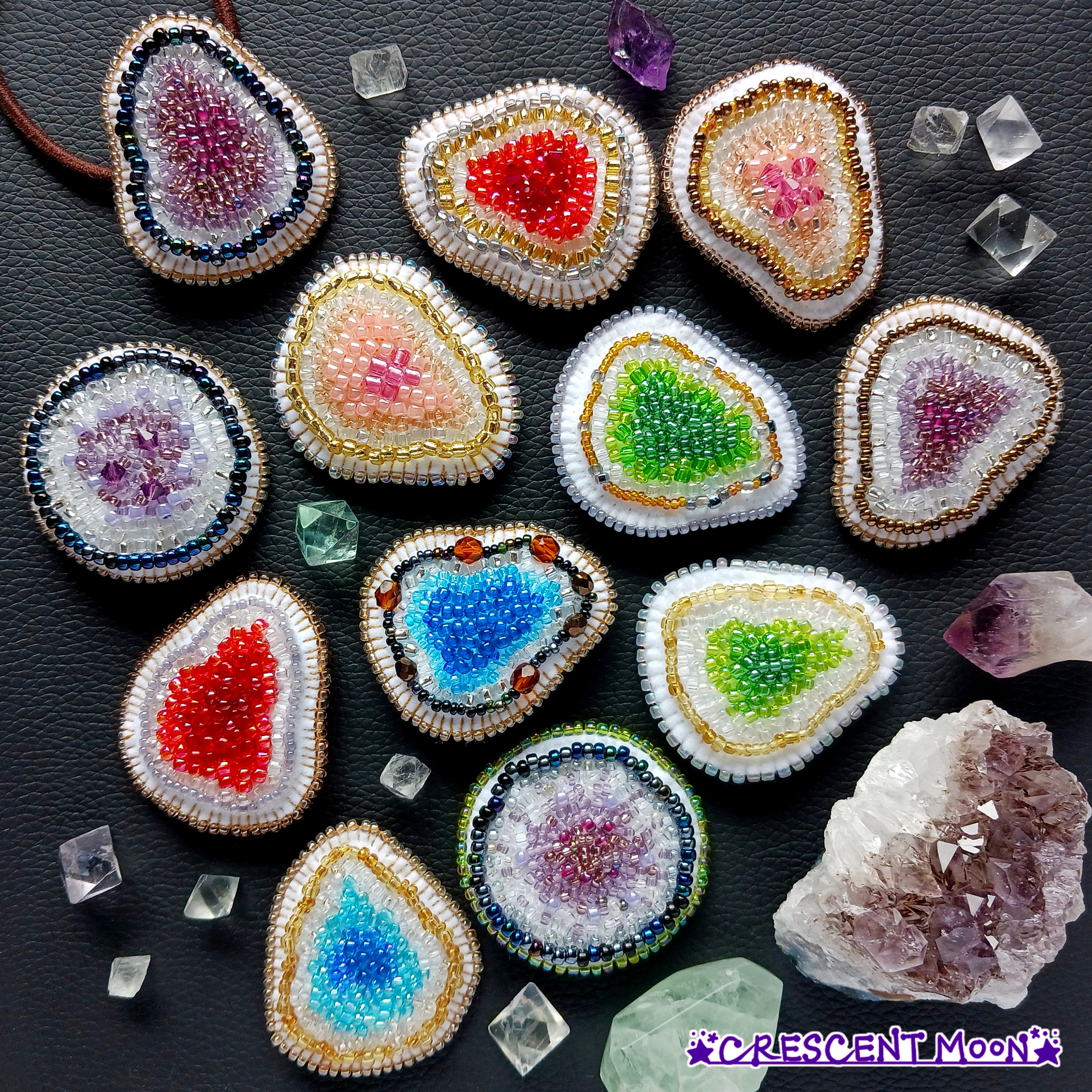 ビーズ刺繍ヘアゴム／デザインテーマ：鉱石／原石／鉱物／ジオード【全体写真】【定形外郵便にて送料無料】※ご紹介ページ