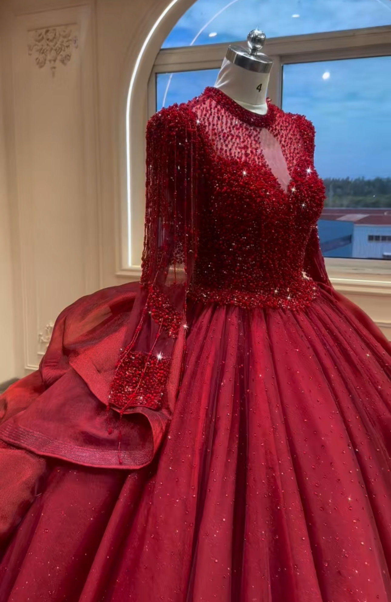 ワインレド　ふわふわチュール　長袖　イリュージョンネック　ストーン　トレーン　パーティードレス　カラー赤レッドブライダル