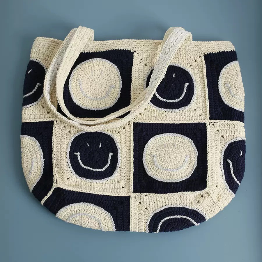 手作り 毛糸 かぎ針編み ニートショルダーバッグ トートバッグ【笑颜柄｜14枚のパネル拼接｜B】black 1点