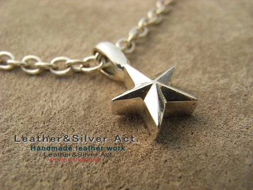 星のネックレス　メンズ、レディース兼用、スター(星)シルバーネックレス　シルバー925 小粒スター　厚みあり立体的スター