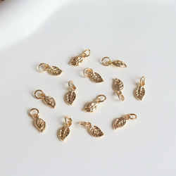 4個★14Kコーディング  5mm ×11mm リーフ　チャーム　ゴールド 1枚目の画像