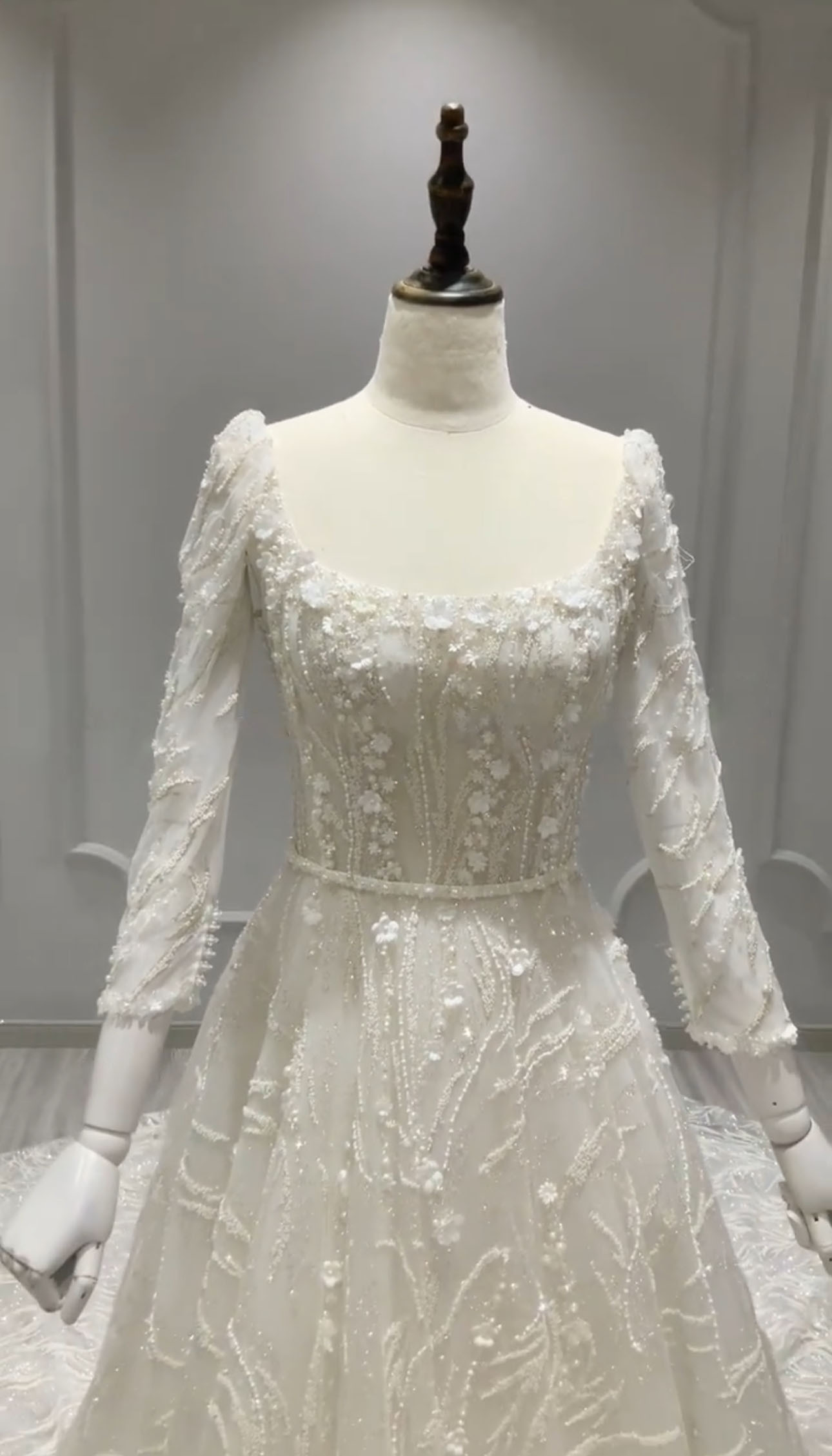 立体的に小花　スクエアネック　長袖　白　Aライン　美品　取り外し可能長袖　ブライダル花嫁結婚パーティードレス二次会披露宴