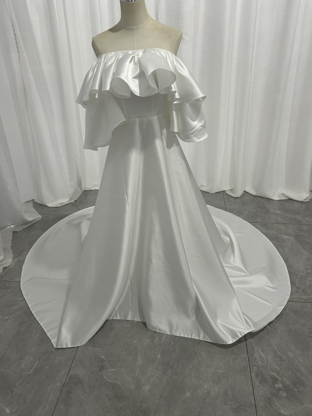 美品！ウエディングドレス ソフトチュール ビスチェ取り外しオフショルダー取り外し袖.華やかなトレーン/結婚式/披露宴