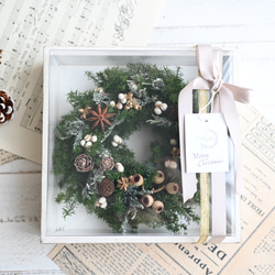 フレームクリスマスリース＊ナチュラル木の実とプリザーブド針葉樹 4枚目の画像