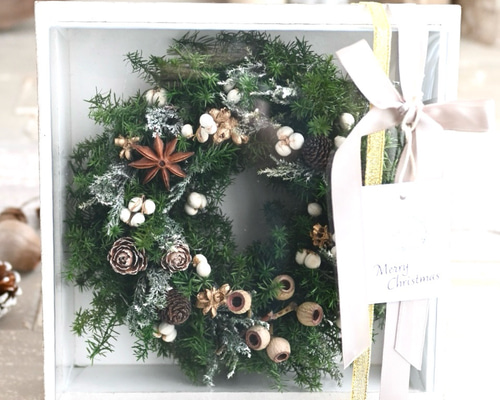 フレームクリスマスリース＊ナチュラル木の実とプリザーブド針葉樹