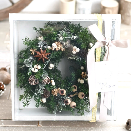 フレームクリスマスリース＊ナチュラル木の実とプリザーブド針葉樹