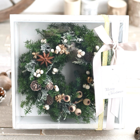 フレームクリスマスリース＊ナチュラル木の実とプリザーブド針葉樹 1枚目の画像