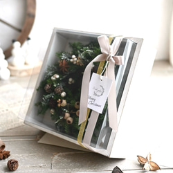 フレームクリスマスリース＊ナチュラル木の実とプリザーブド針葉樹 2枚目の画像