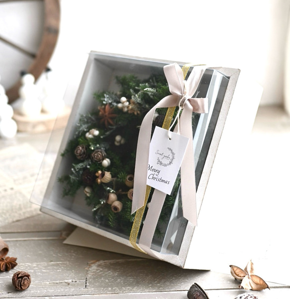 フレームクリスマスリース＊ナチュラル木の実とプリザーブド針葉樹 2枚目の画像