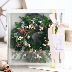 フレームクリスマスリース＊ナチュラル木の実とプリザーブド針葉樹 5枚目の画像