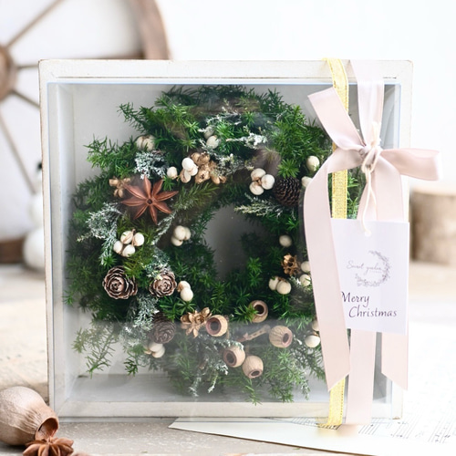 フレームクリスマスリース＊ナチュラル木の実とプリザーブド針葉樹