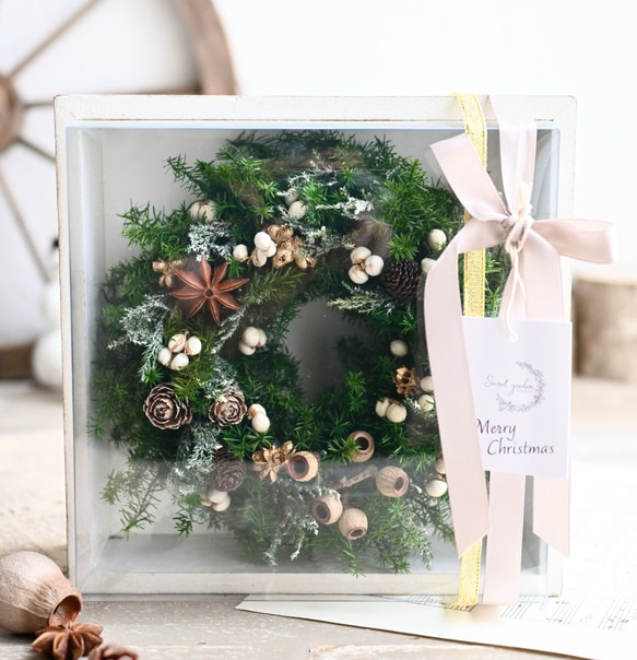 フレームクリスマスリース＊ナチュラル木の実とプリザーブド針葉樹 5枚目の画像