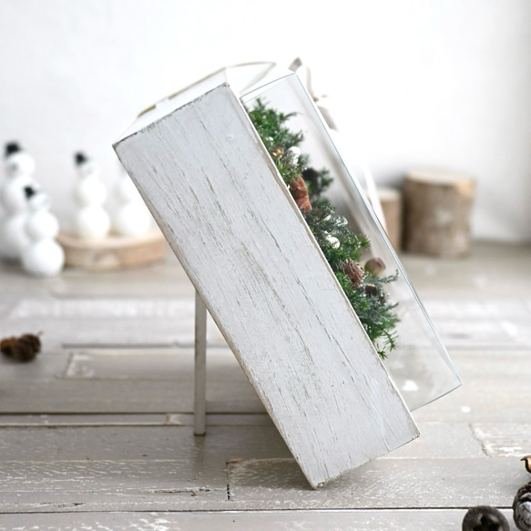 フレームクリスマスリース＊ナチュラル木の実とプリザーブド針葉樹 3枚目の画像