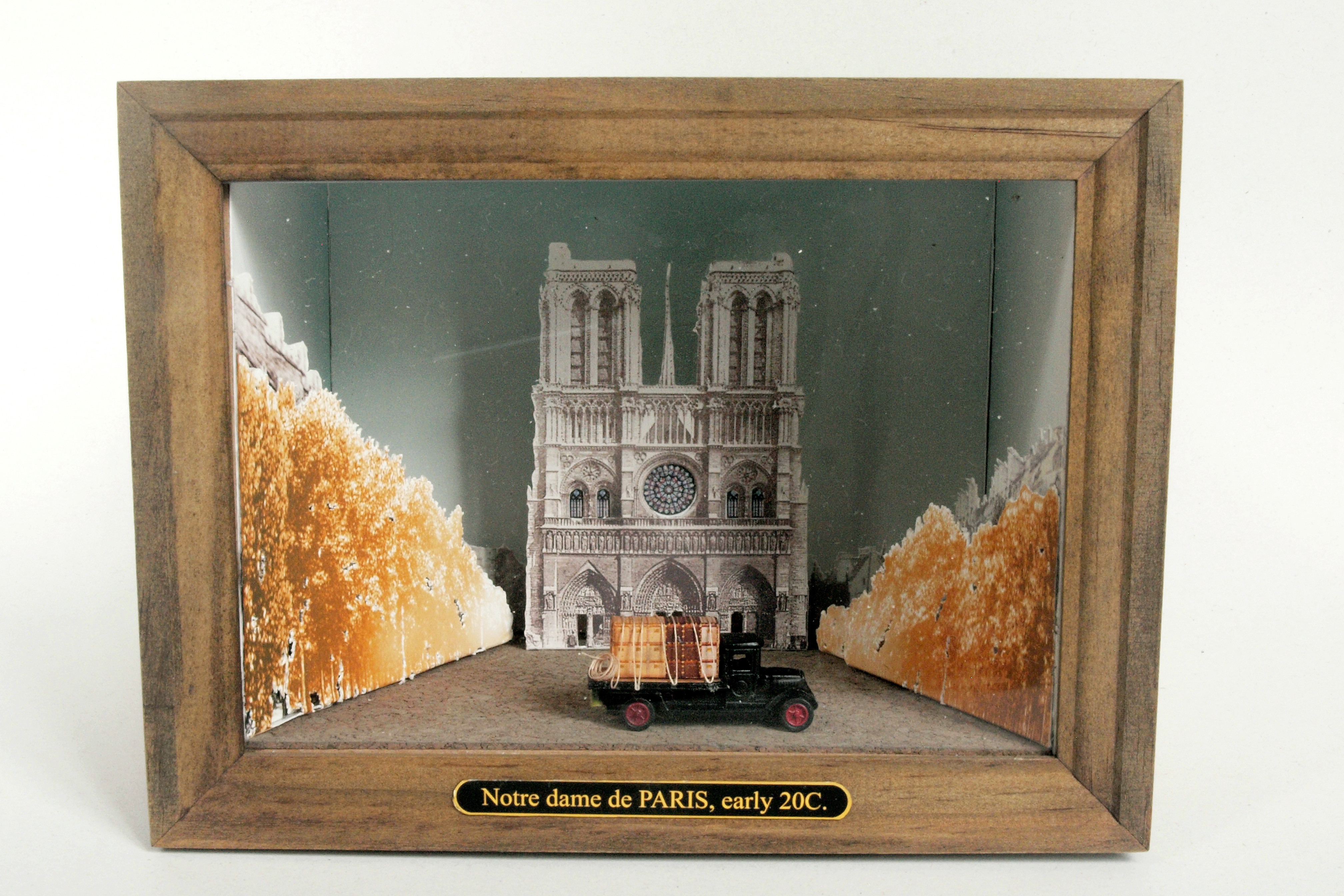 ガレット製作　ミニチュア　ペーパー・クラフト　ノートルダム寺院　黄金の旅行時代、秋のパリの街で